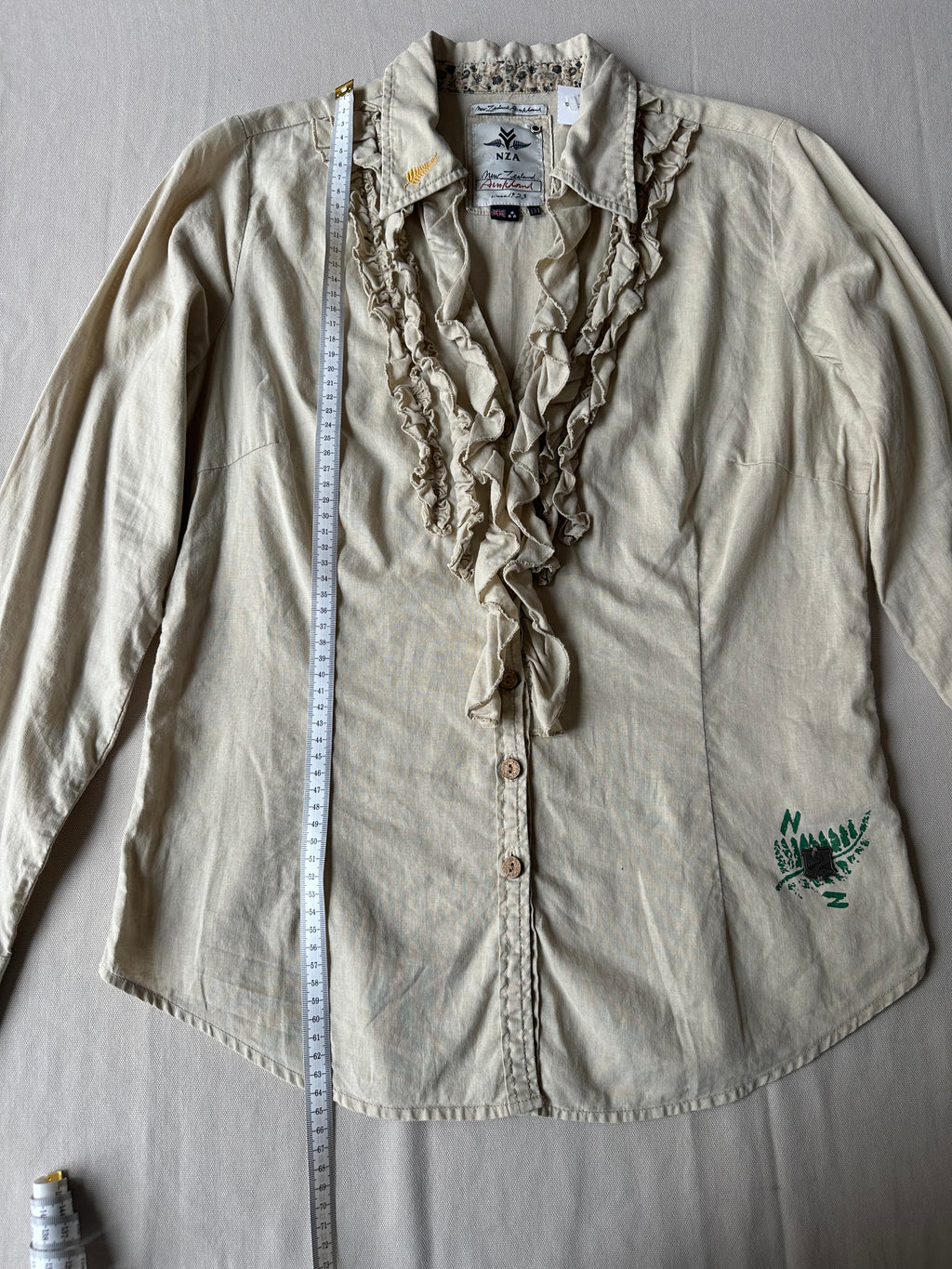 Beige Blus med Volanger