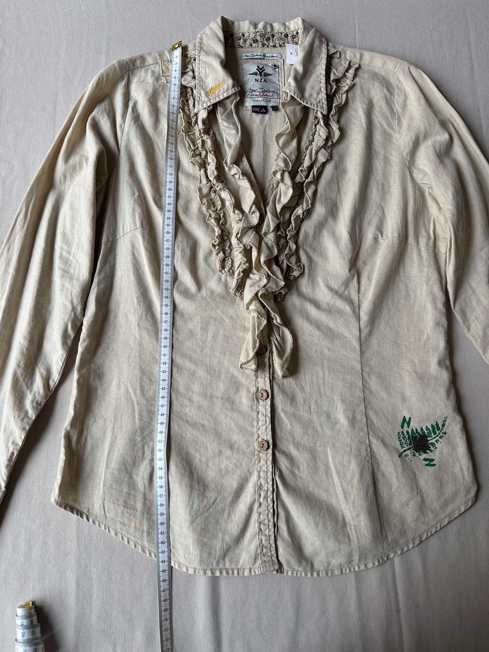 Beige Blus med Volanger