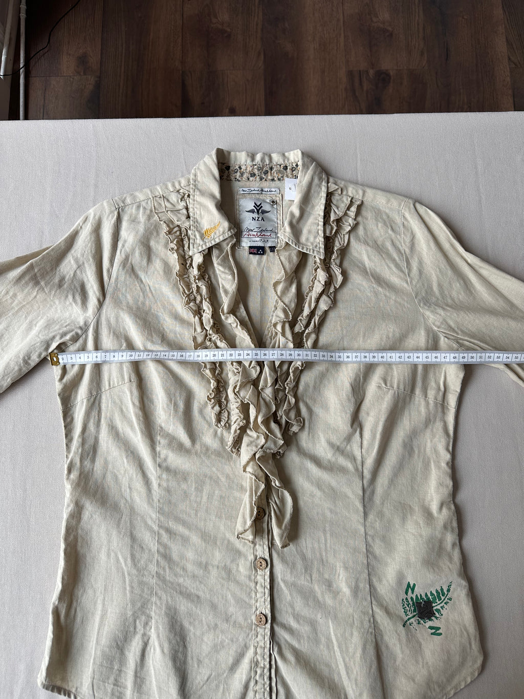 Beige Blus med Volanger