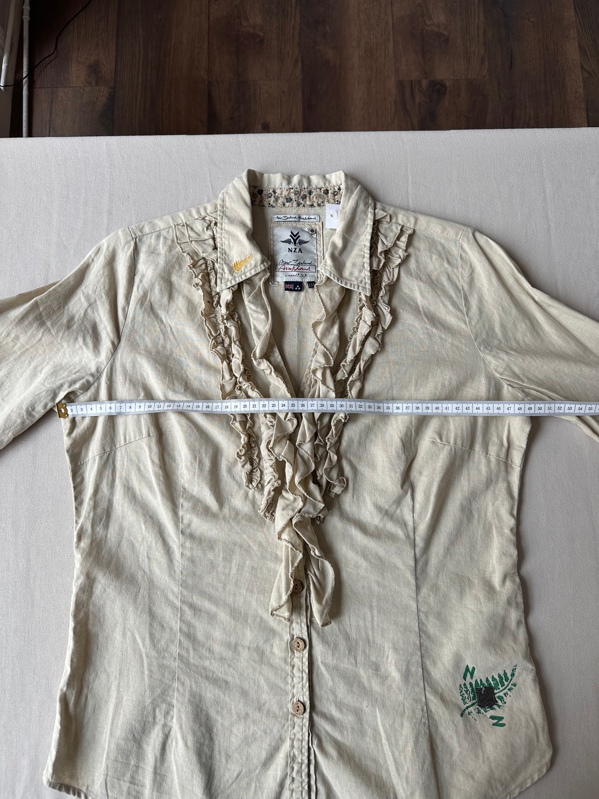 Beige Blus med Volanger