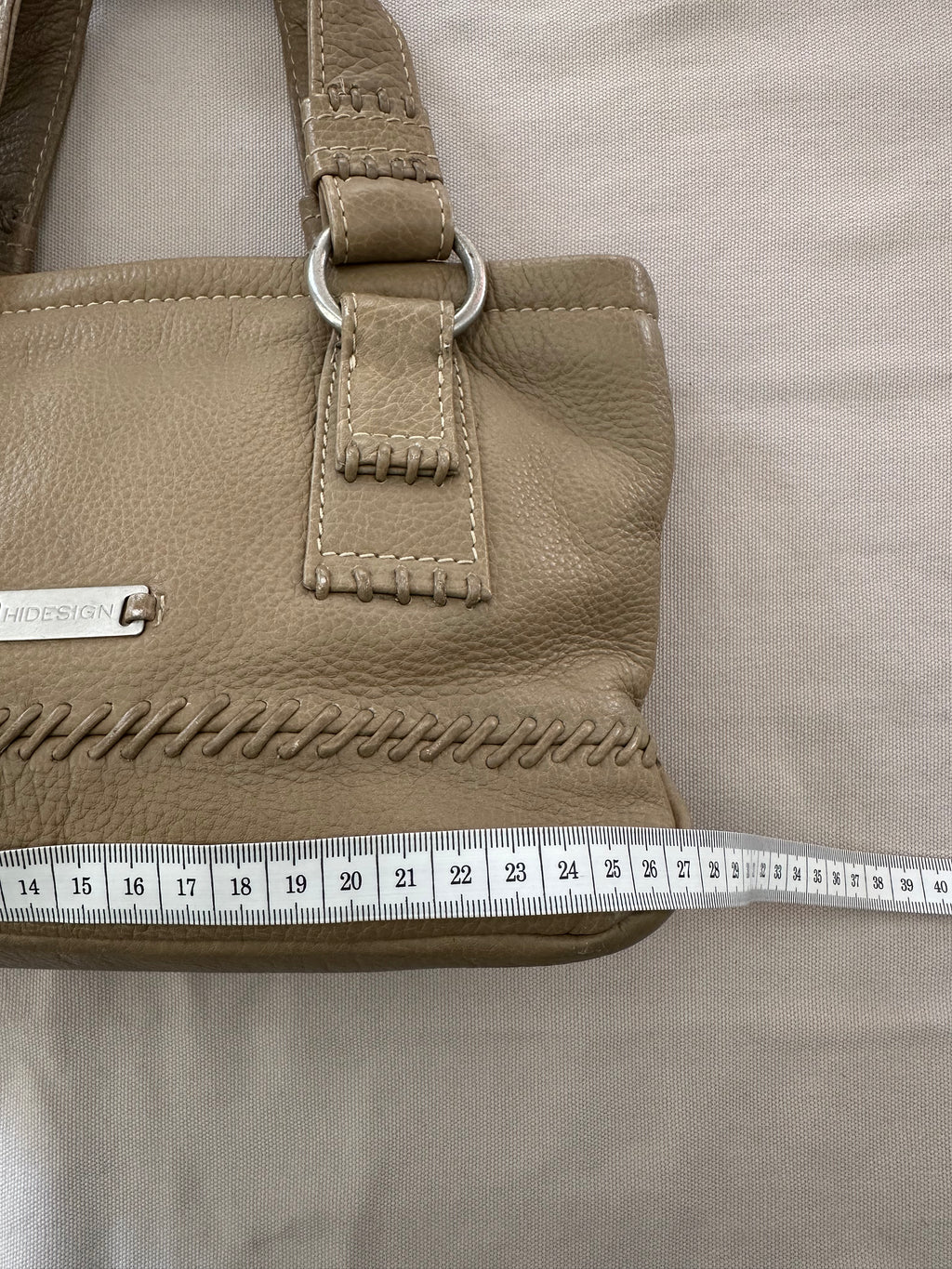 Elegant Beige Handväska – Tidlös Axelväska i Läder