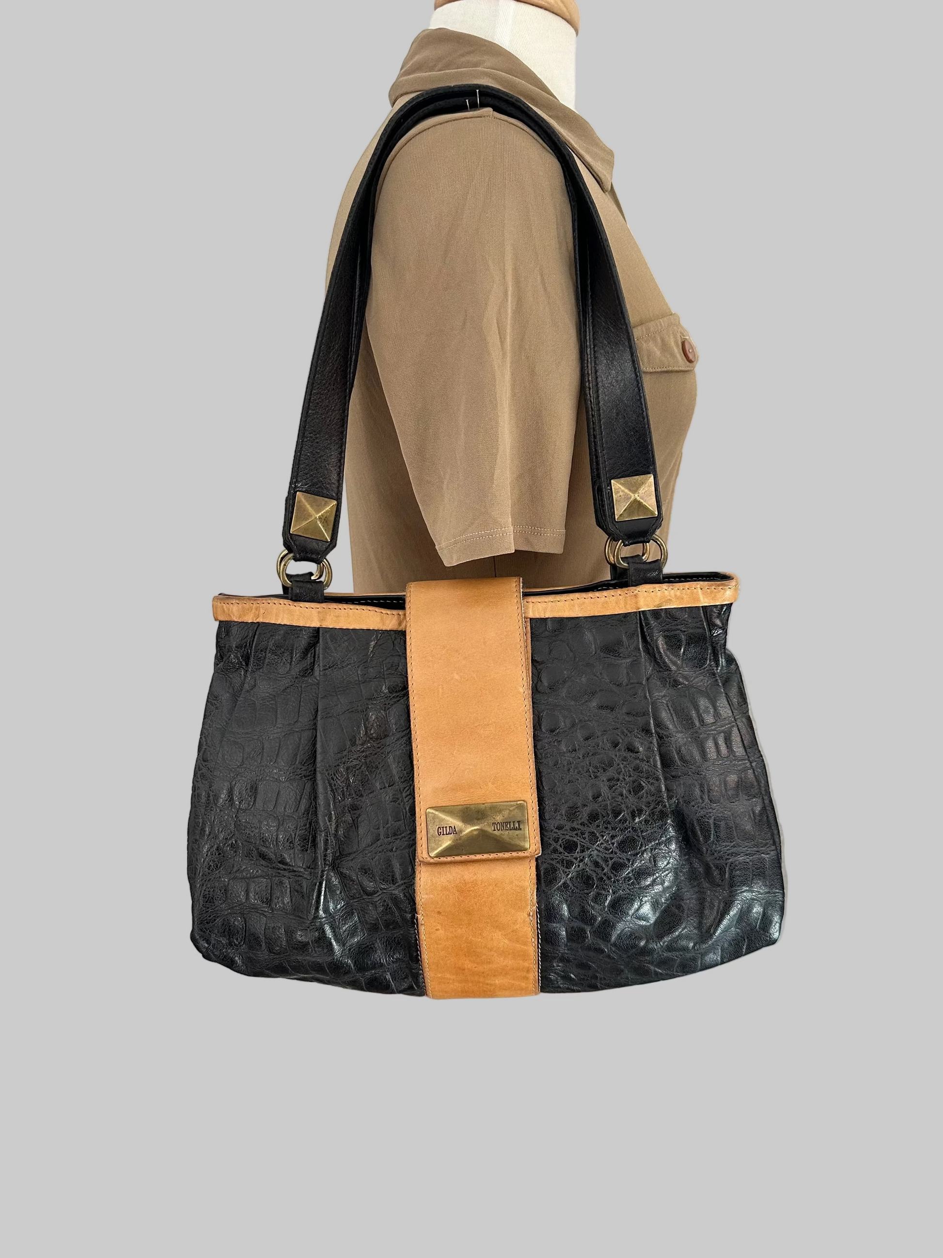 Golden Detail Bag – Elegant Axelväska i Svart