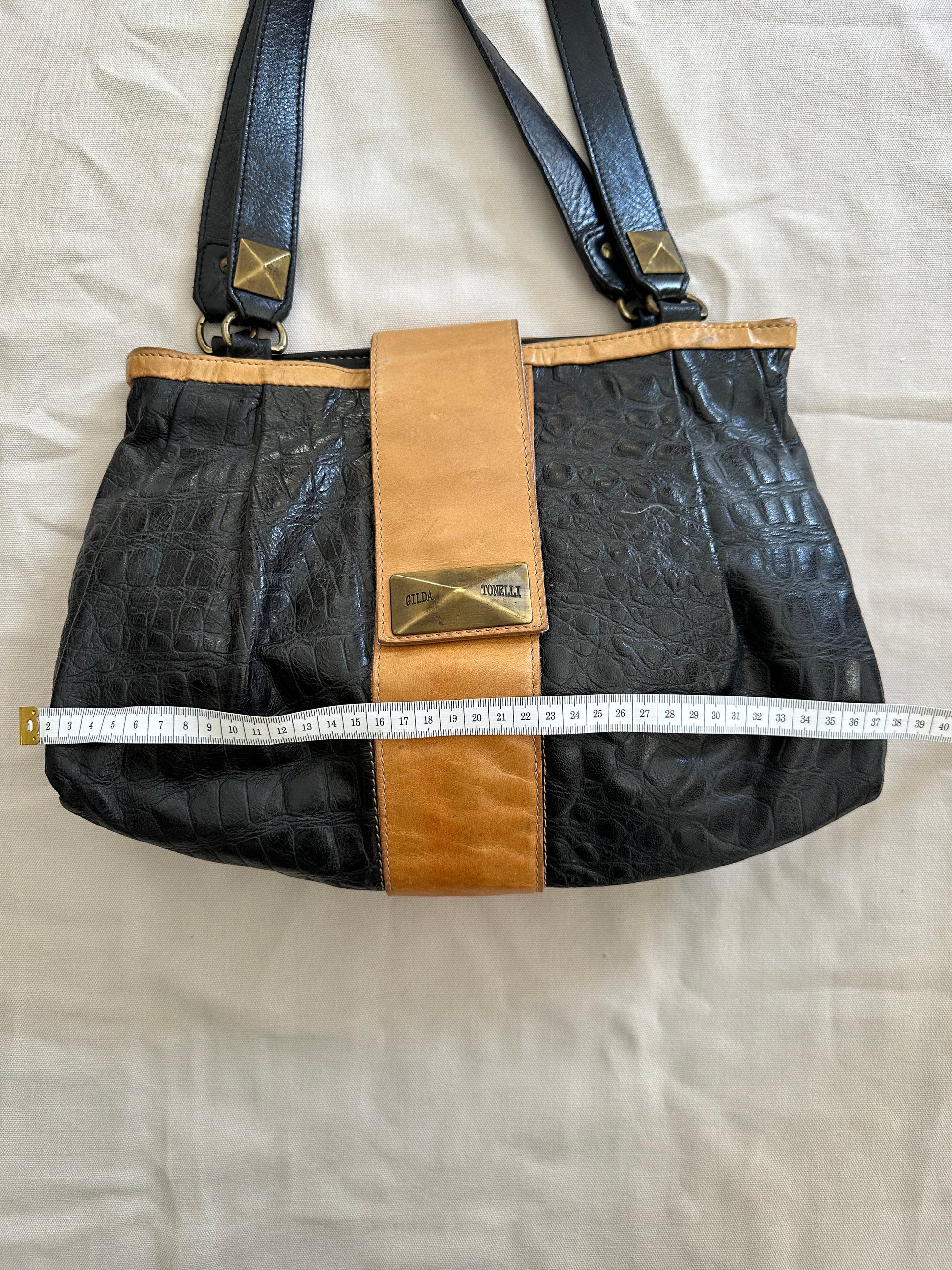 Golden Detail Bag – Elegant Axelväska i Svart