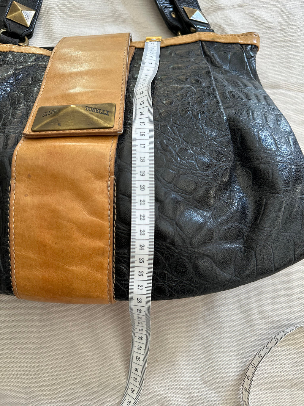 Golden Detail Bag – Elegant Axelväska i Svart