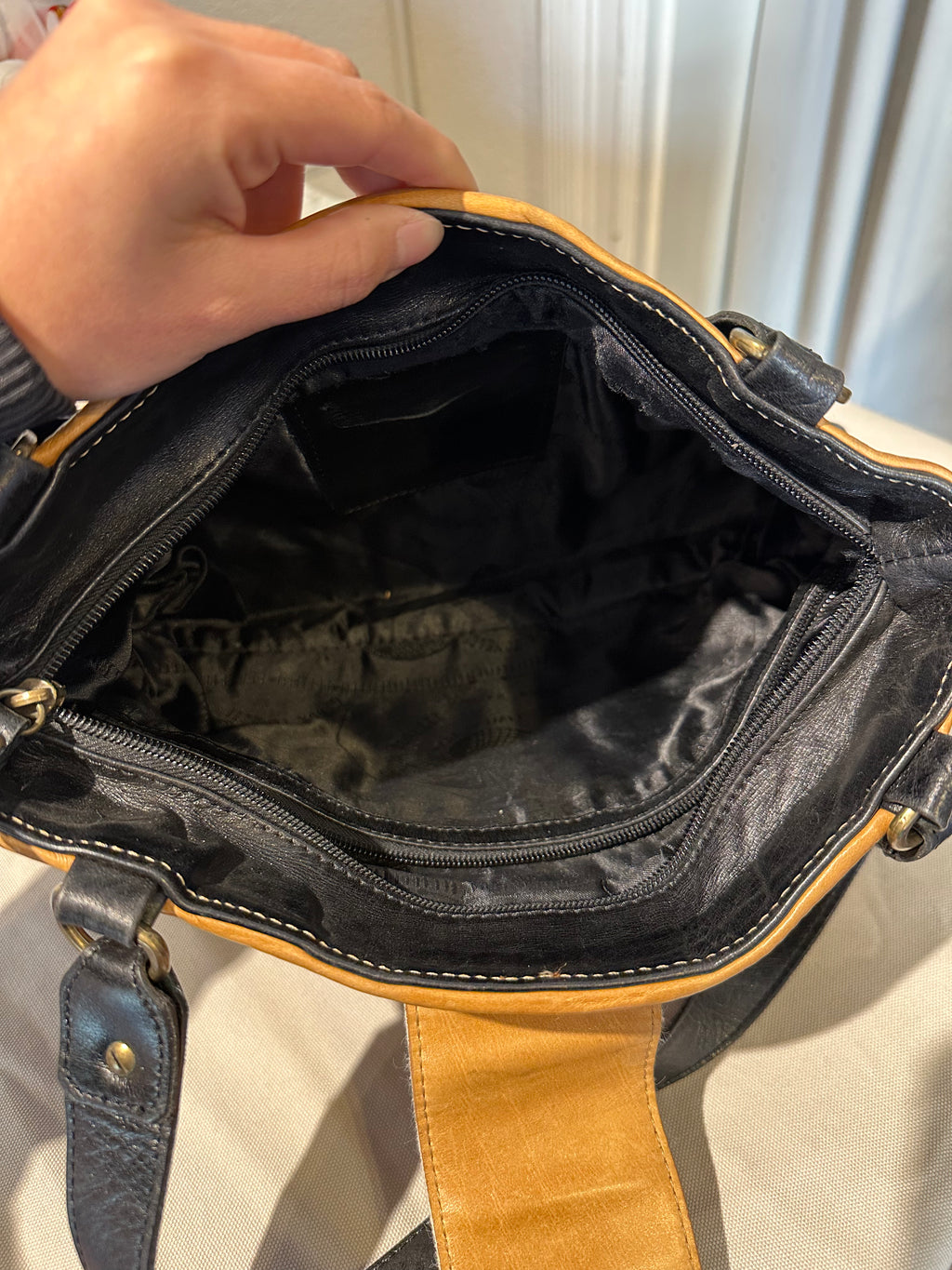 Golden Detail Bag – Elegant Axelväska i Svart